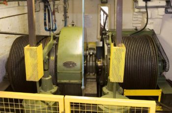 The two winding drums and their steel ropes